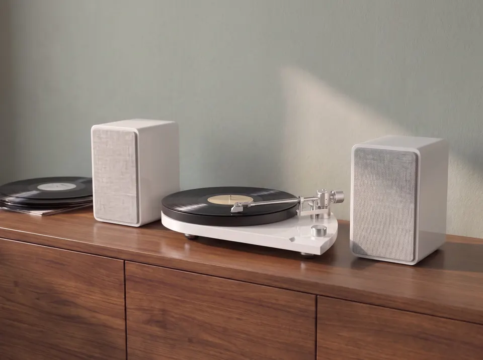 YE-TT2603 Three-Leg Piano-Style Record Player, in a room
