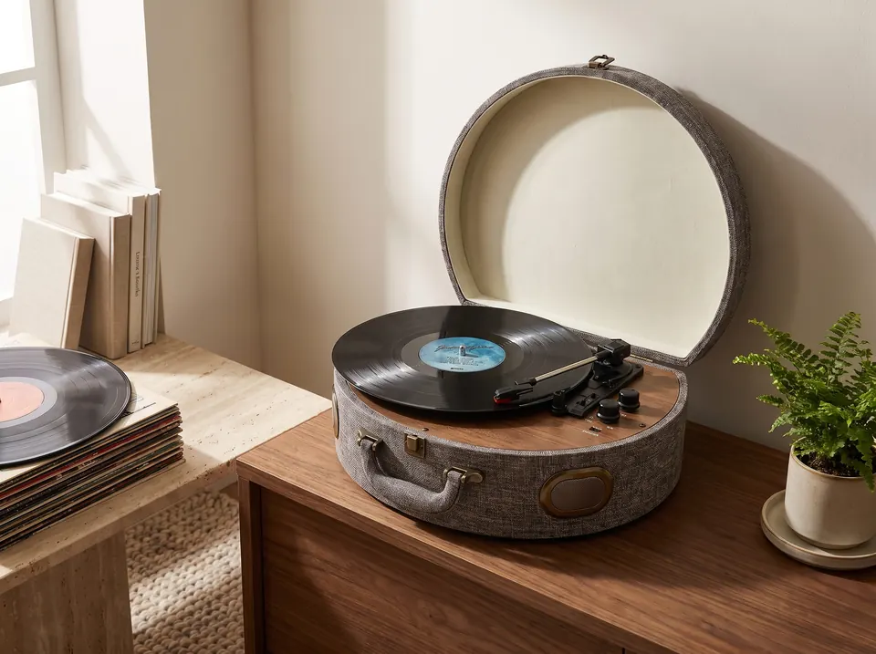 YE-TT69 Suitcase Turntable, in a room
